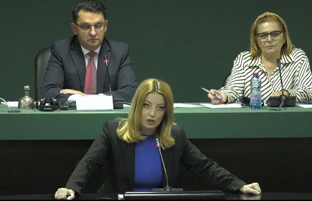 ДРАМИ ВО ГРАД СКОПЈЕ – АРСОВСКА викна ПОЛИЦИЈА зашто СЛАВЕСКИ Ѝ ГО УКРАЛ МИКРОФОНОТ