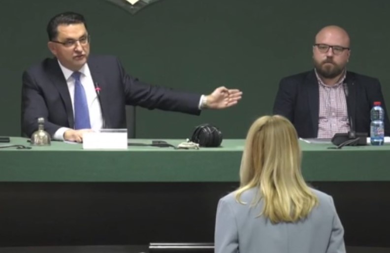 (ВИДЕО) ФРЧАТ НАВРЕДИ ВО ГРАД СКОПЈЕ – Хитлер, ситен лопов, крадец, тиранин, деспот… АРСОВСКА СЕДИ ВО МАГАРЕШКА КЛУПА..!!!