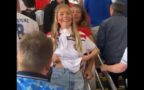 (Видео) Англичанка ги покажа градите и доби овации на трибини во Катар