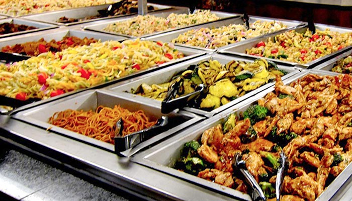 Во време на криза, ресторан во бесплатно служи храна на сиромашните