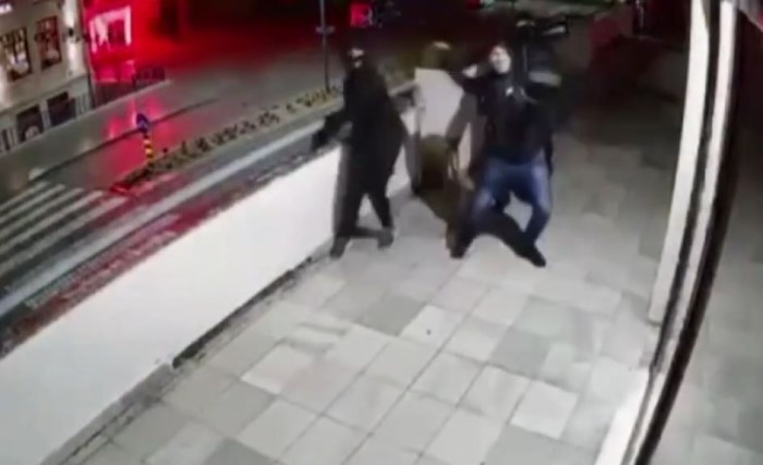 ВИДЕО од демолирањето на бугарскиот клуб „Цар Борис Трети“ во Охрид