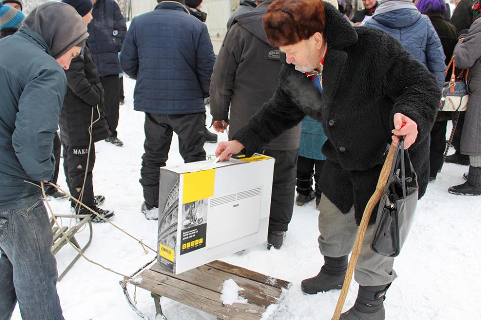 Владата не ни даде нам, ама затоа ЌЕ И ДОНИРА ГРЕАЛКИ НА УКРАИНА