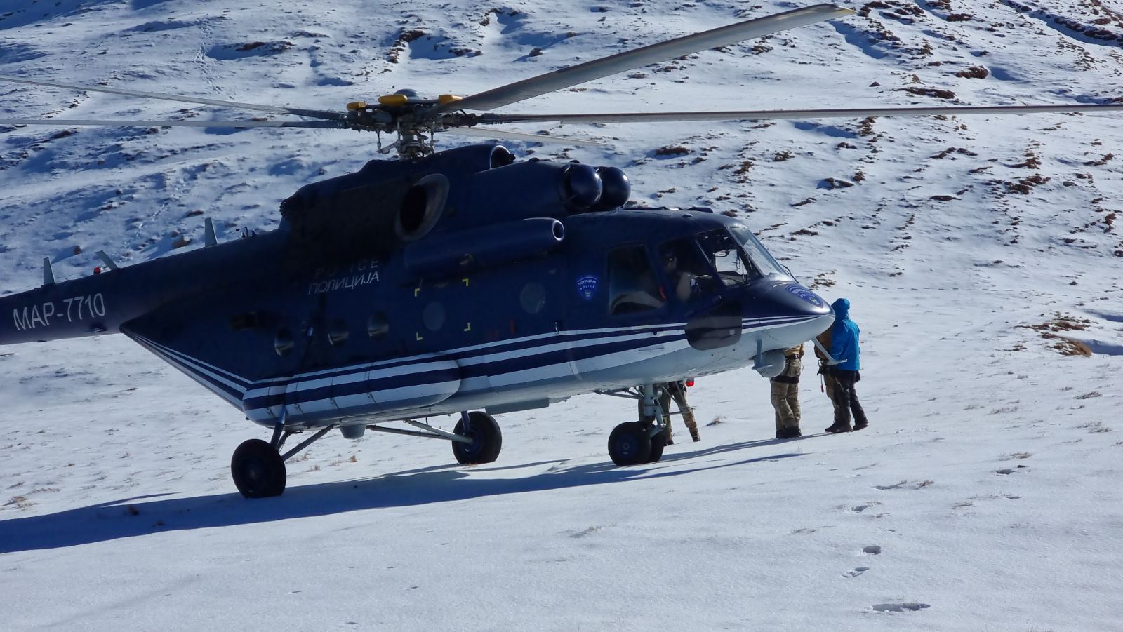 Хеликоптер и ЕБР ги извлекуваа планинарите на Титов Врв од провалија (Фото+видео)
