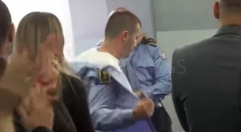 Србите ги напуштаат косовските институции, полицајците ја соблекоа униформата (ВИДЕО)