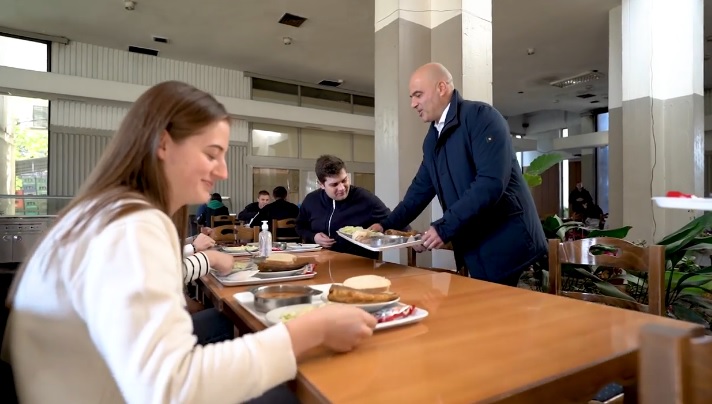 Ковачевски на ручек во студентскиот дом „Гоце“: Тука сме да ги слушнеме студентите (Видео)