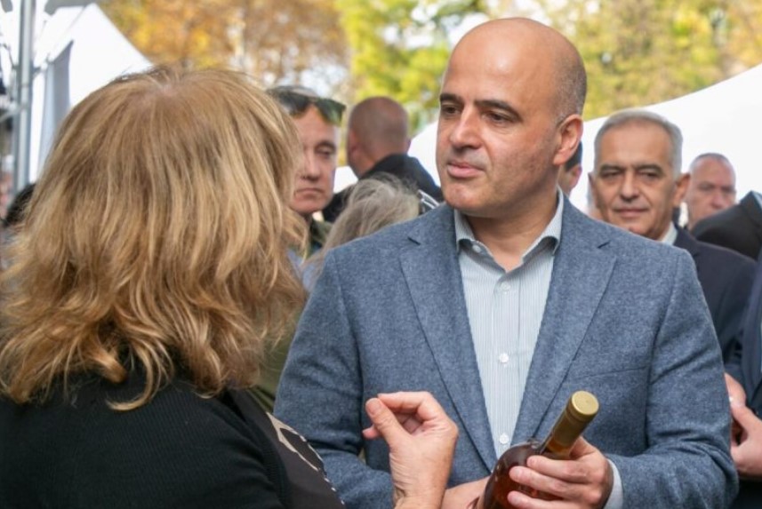 Ковачевски си купи ракија од 350 денари од Првиот национален саем за храна (Видео)