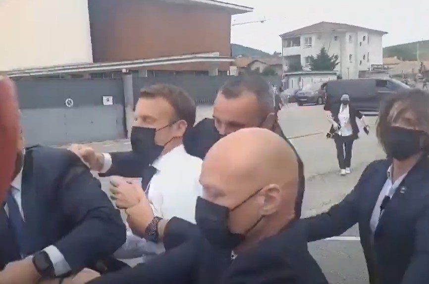 Францускиот претседател доби шлаканица в лице ПОВТОРНО (ВИДЕО)