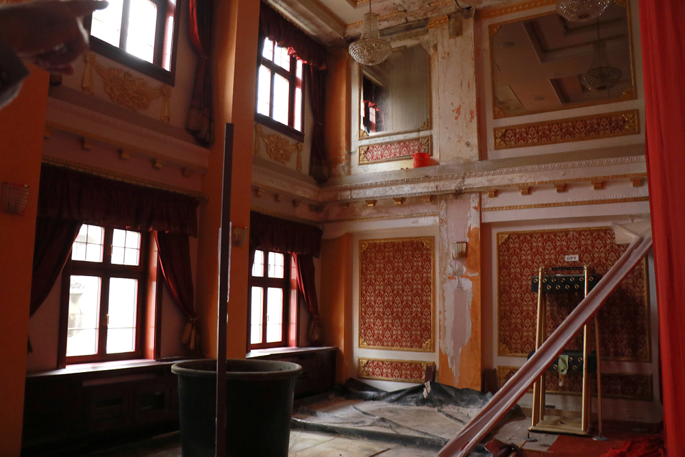 Техничкиот директор на МНТ ПЛИВАЛ во ПОПЛАВЕНИОТ ПОДРУМ за да ја ИСКЛУЧИ СТРУЈАТА (ФОТО)