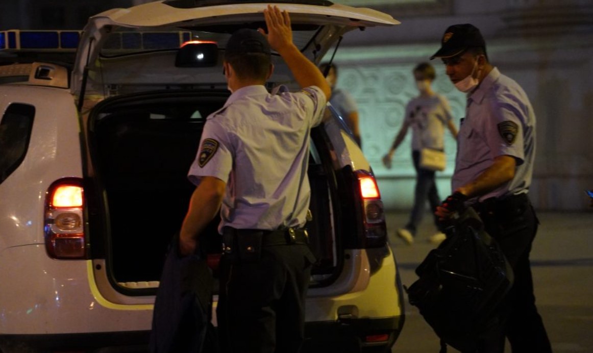 Брука: Наместо да спроведува ред, полицаец се степал со негов колега во Скопје