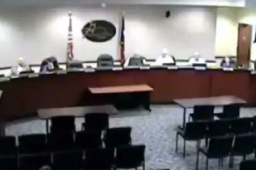 КАКОВ СРАМ – Политичар отишол во тоалет со вклучен микрофон! Сите слушале што прави (Видео)