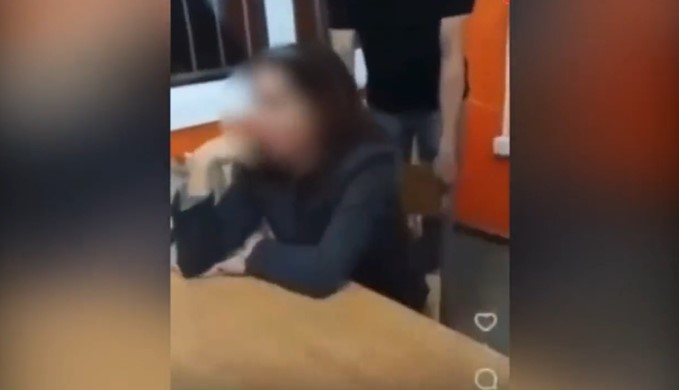 Исмевање врз професорка: Ученици снимале како ја малтретираат професорката (Видео)