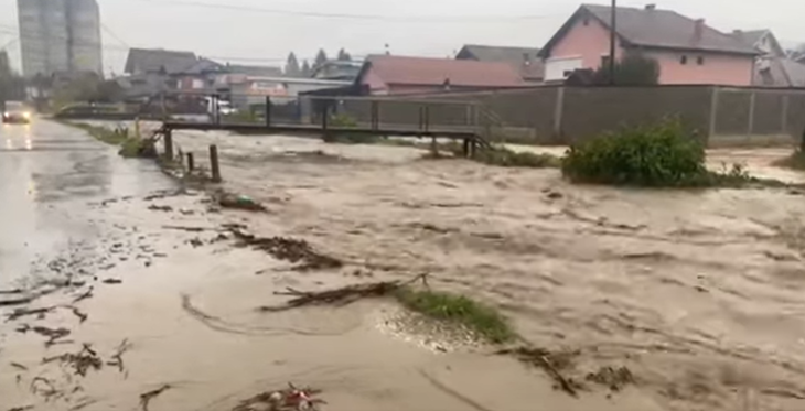 ПОТОП во соседството – Реката се излеа од своето корито на повеќе локации (Видео)