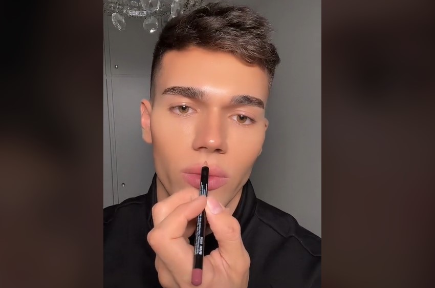 ВИДЕО: Бизарен начин на шминкање на усните е нов тренд на ТикТок