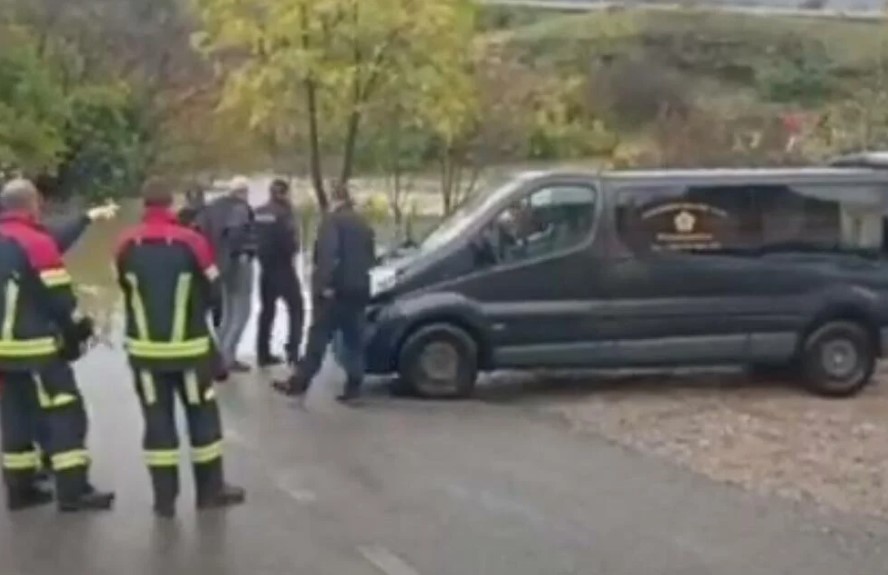 Страшна сообраќајка во Црна Гора: Нуркачи извлекоа три тела од надојдената река (ВИДЕО)