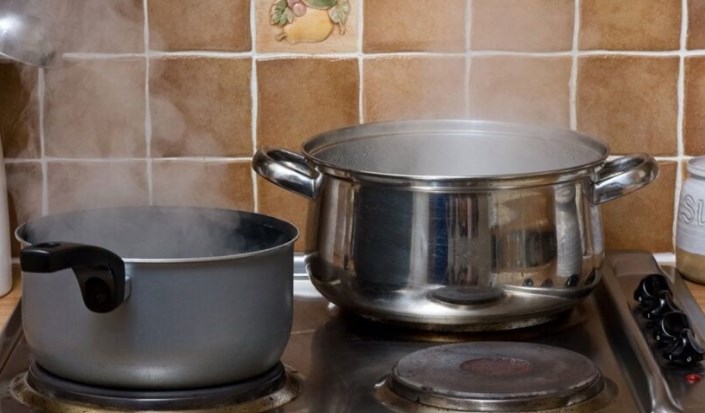 Вие гответе во помали тенџериња, ама од џеб давате за 11 функционери кои чинат над 2 милиони евра