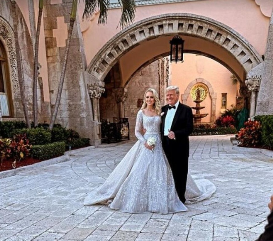 СЕ ОМАЖИ ЌЕРКАТА НА ДОНАЛД ТРАМП: Детали од ЛУКСУЗНАТА венчавка на Тифани и милијардерот (Фото и Видео)