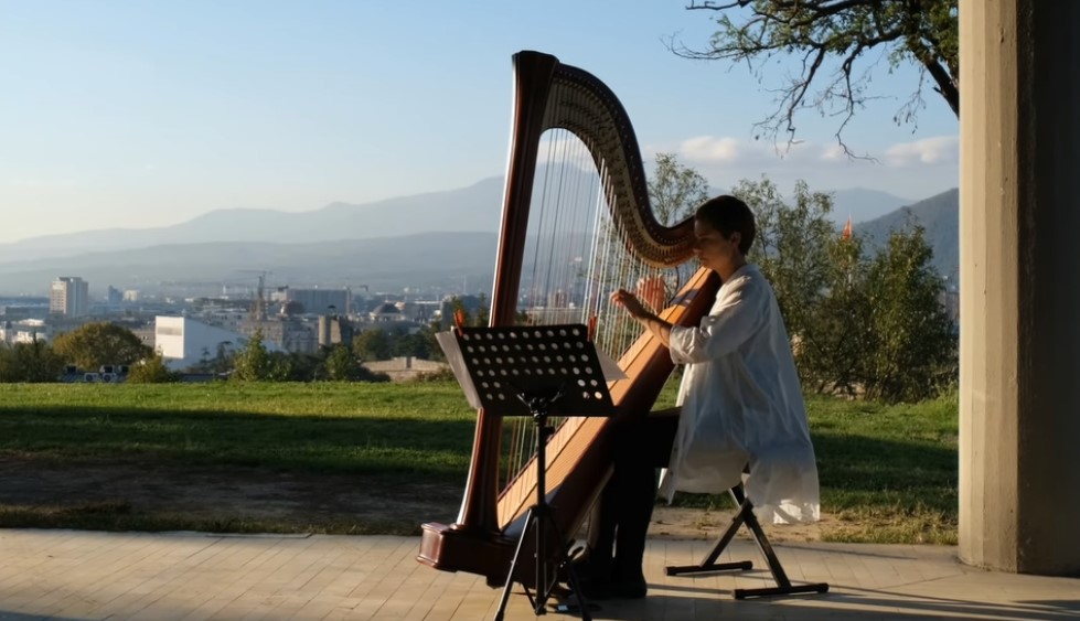 Прва македонска електрокустична мелодија за соло харфа на Весна Станојевска Микиќ (ВИДЕО)