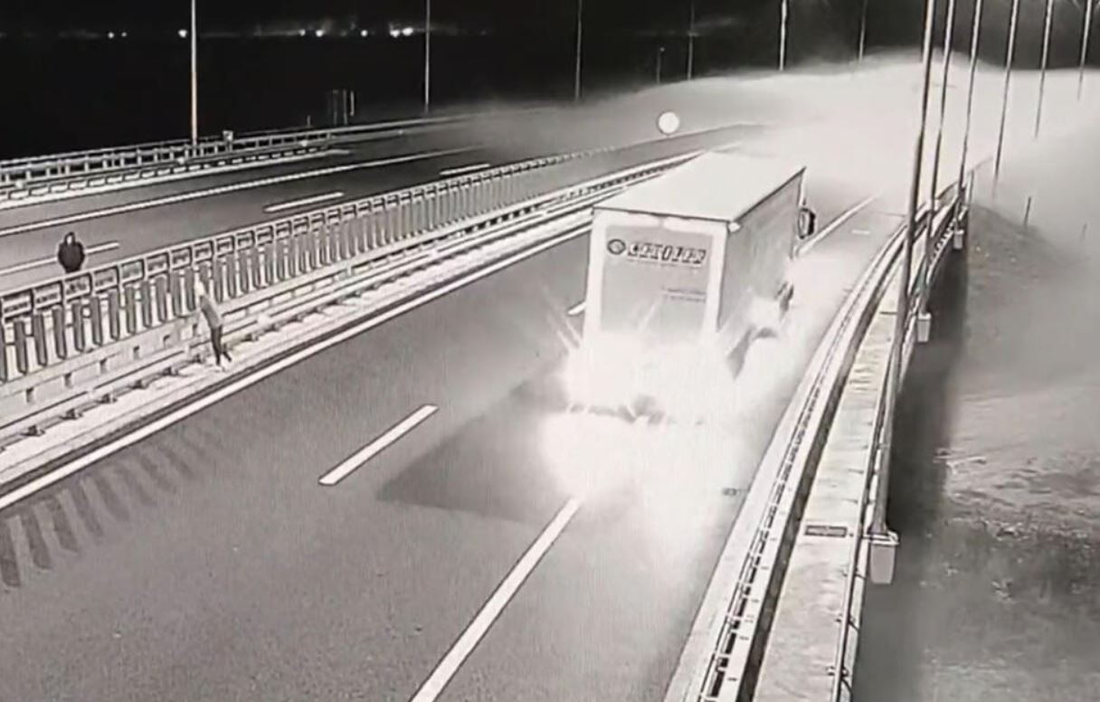 ВОЗНЕМИРУВАЧКО ВИДЕО ОД ПИРОТ! Паника на автопат: Камион се враќал рикверц, облак од амонијак „ГОЛТА“ се пред себе