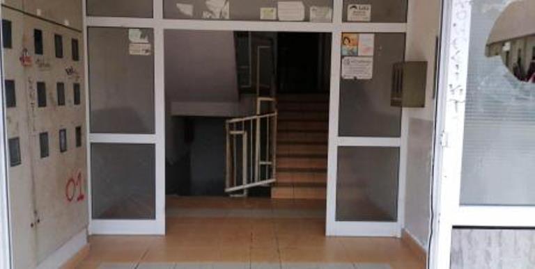 (Фото) ОВА ГО ИМА САМО КАЈ НАС – Им ги yкpaле вратите од влезот на зградата