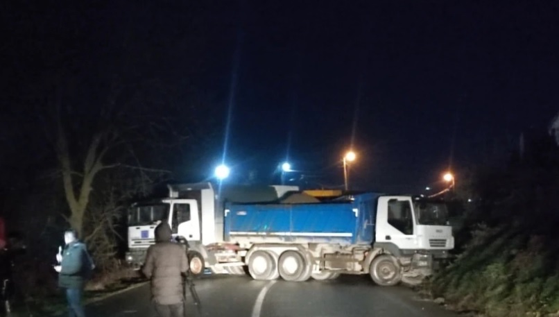 Србите со камиони поставиле барикади на патиштата, па пукале на косовската полиција