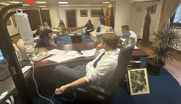 Османи прима инфузија додека држи состанок