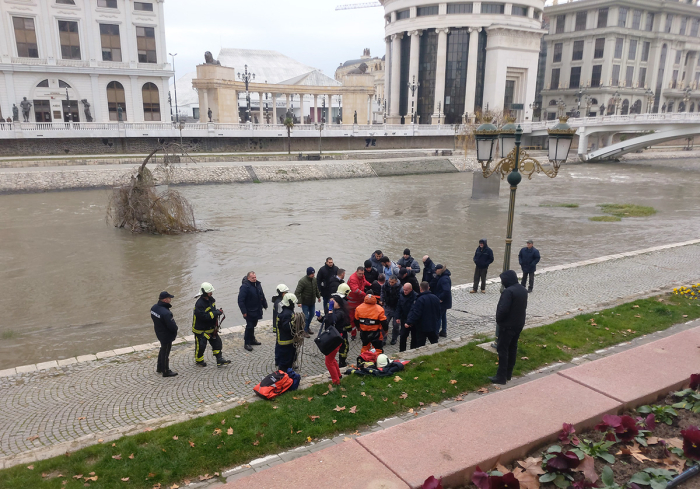 Спасено лице кое скокнало кај Камени мост во Вардар