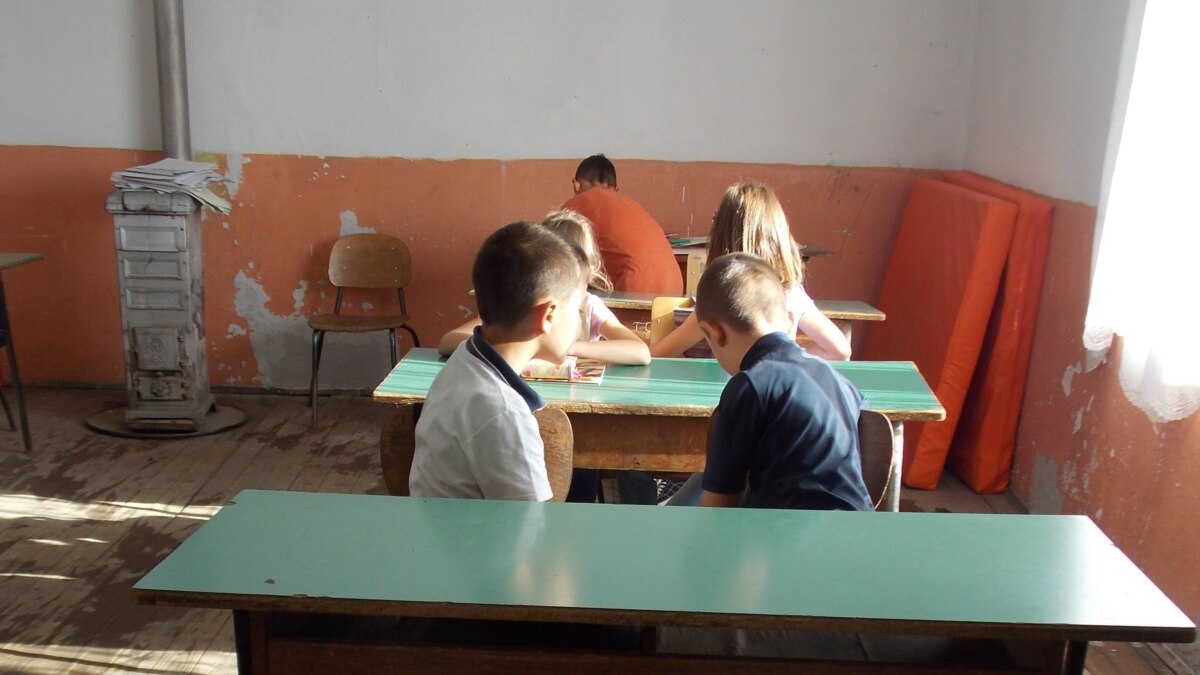 11 ДЕЦА од Кавадарци, 4 ДЕЦА од Битола и од Велес, 3 ДЕЦА од Берово… СЕДАТ ГЛАДНИ ВО ШКОЛО !