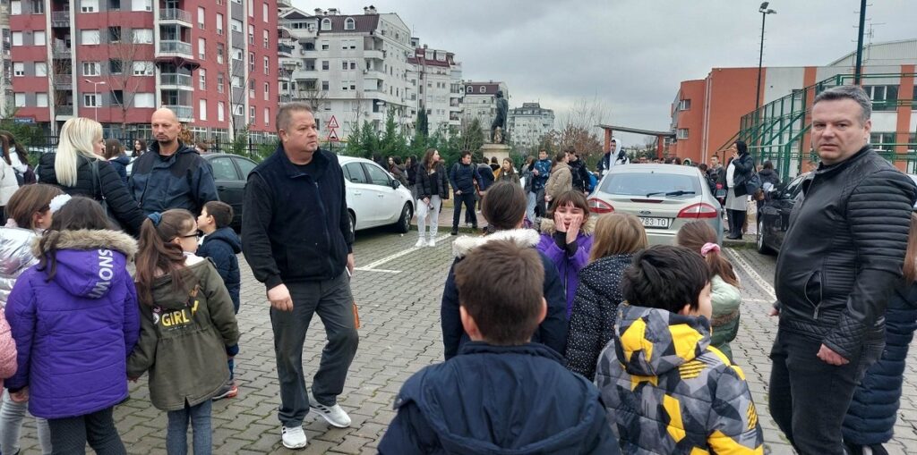 Плачат децата во основните училишта во скопски Аеродром поради нови дојави за бомби!