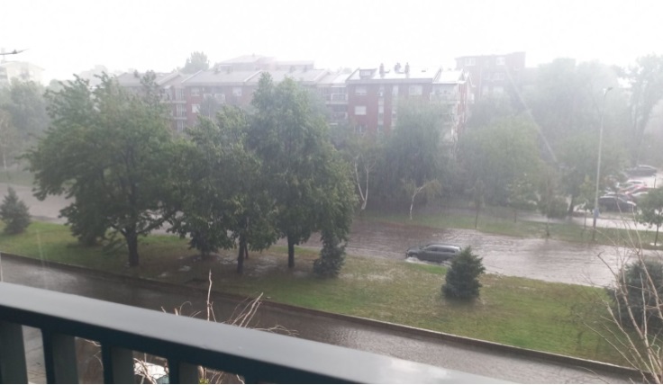 Громови и град во сред Декември – Невреме го зафати Скопје