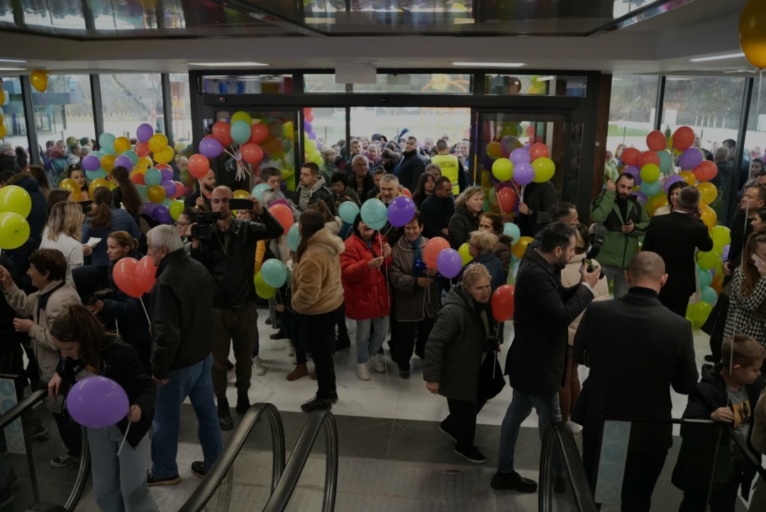 Гужва на отворање на првиот трговски центар во источна Македонија (ФОТО)