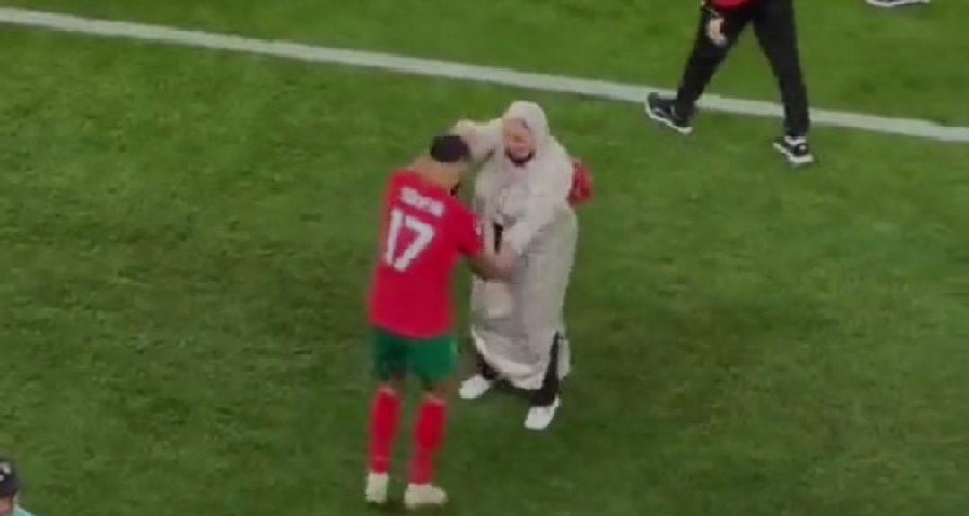 Хит видео: Мароканскиот фудбалер по победата танцуваше со мајка си на теренот