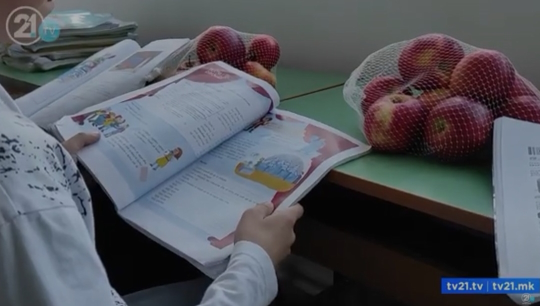 Учениците наместо книги добија јаболка – министерот не чувствува одговорност