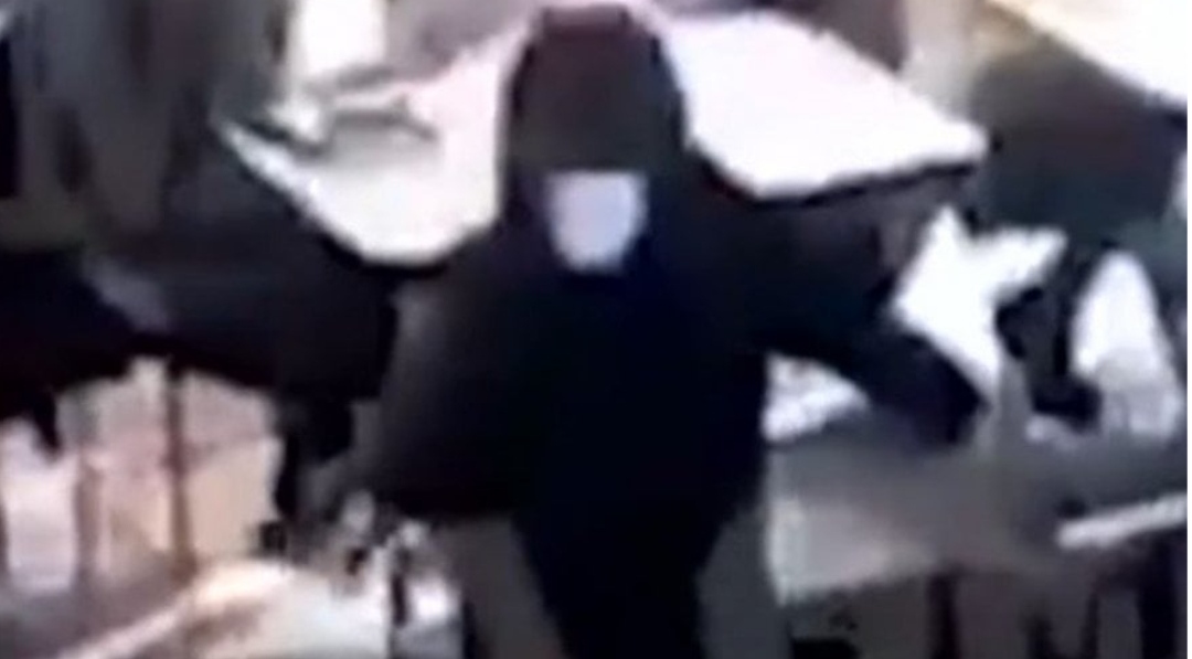 УБИЕНИ ДВАЈЦА АЛБАНЦИ во Атина, ранета жена (ВОЗНЕМИРУВАЧКО ВИДЕО)