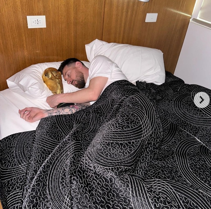 Меси спие со ТРОФЕЈОТ (Фото)