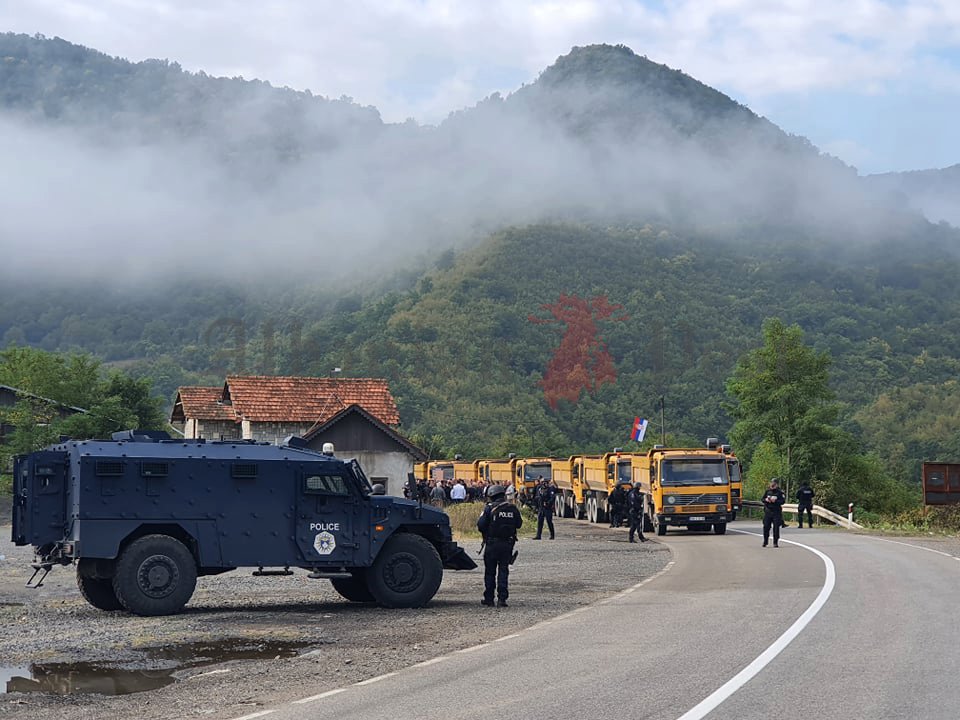 (Видео) Силна детонација рано утрово во Северна Митровица: Србите се на барикадите!
