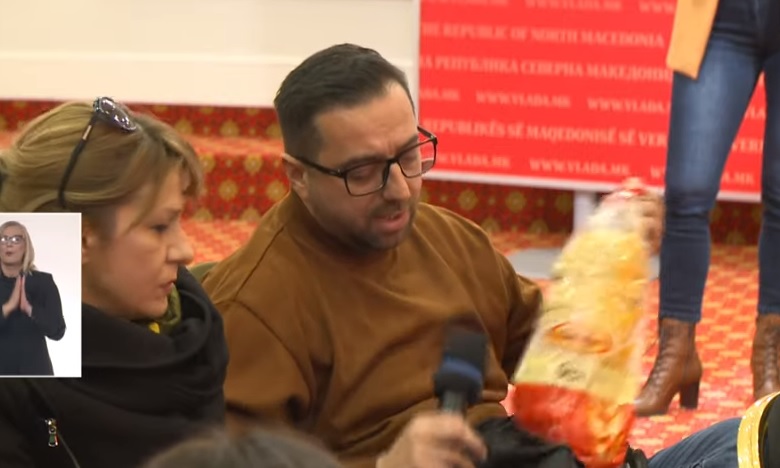 (ВИДЕО) Каква брука – Новинарот Исмаили му даде леб и фискална на Ковачевски