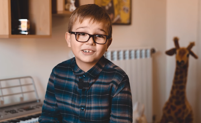 7 годишниот Македон од Тетово: Во иднина се гледам како претседател на Македонија (Видео)