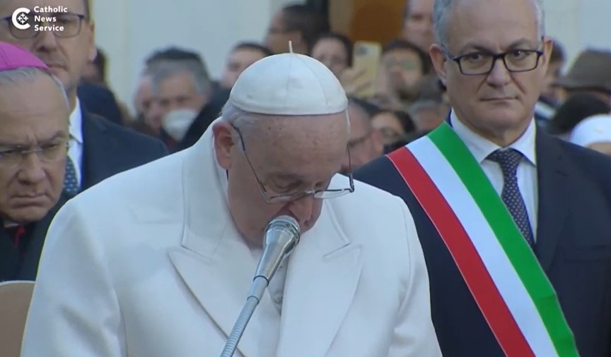 (Видео) Папата плачеше на молитва кога ја спомна Украина