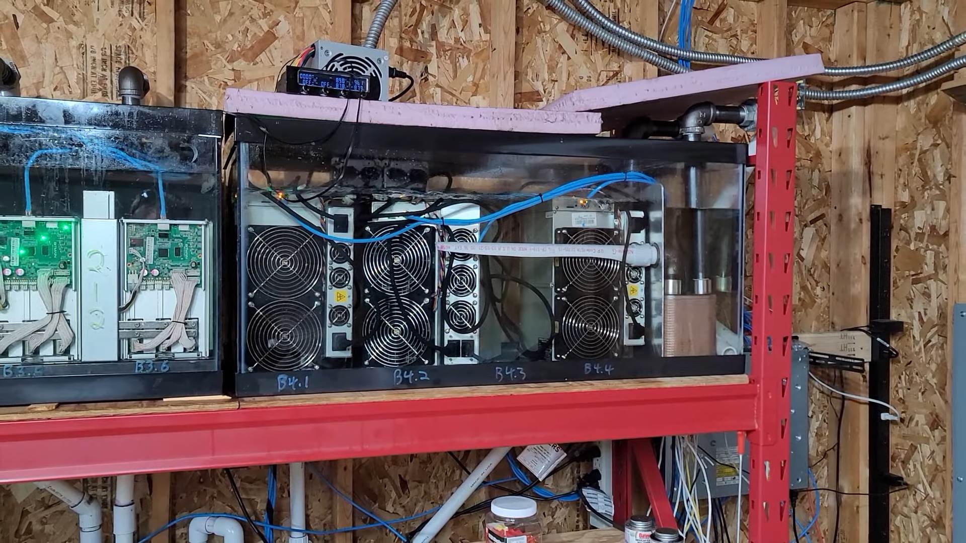 Директорка во школо си донелa машини за копање криптовалути – па си вработила и лице само за тоа