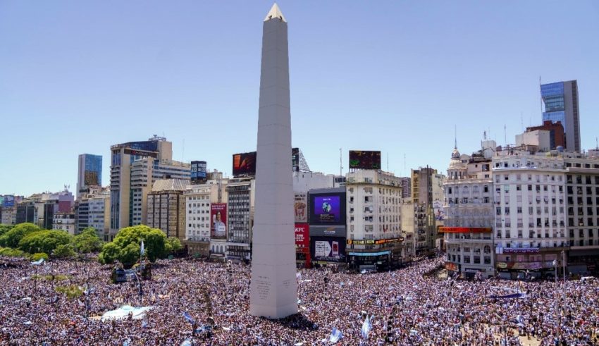 Невидено ! – ПЕТ МИЛИОНИ Аргентинци славеа на улица
