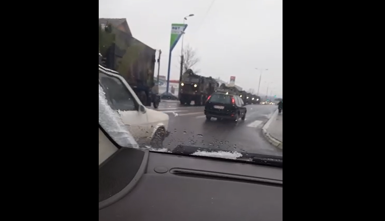 (Видео) Колони воена опрема по српските улици oткако Вучиќ најави враќање на српската армија на Косово