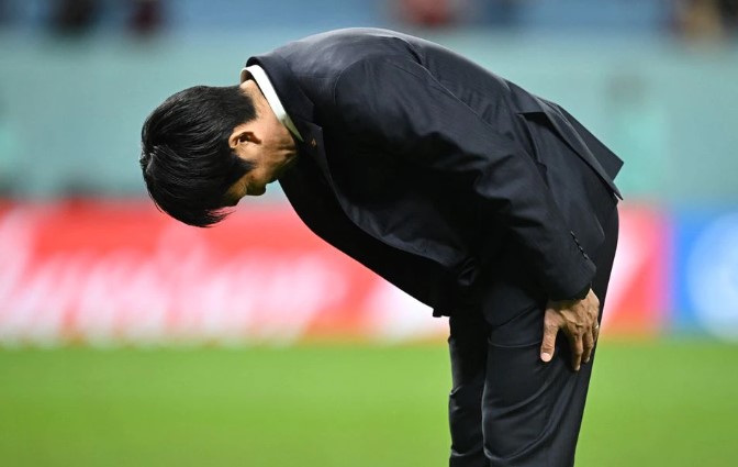 (Фото) Ова го може само Јапонец: Јапонскиот селектор им се поклони на хрватските навивачи по поразот од Хрватска