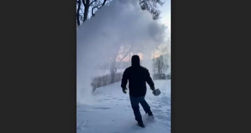 Во смрзнатата Монтана, вода што врие веднаш се претвора во снег (ВИДЕО)