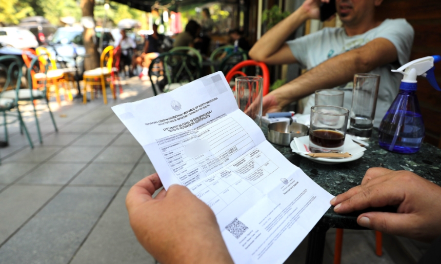 Се пpeдлага со закон да се забpaни влез на невакциниpaни и непpeлежани лица во затвopeни обjeкти