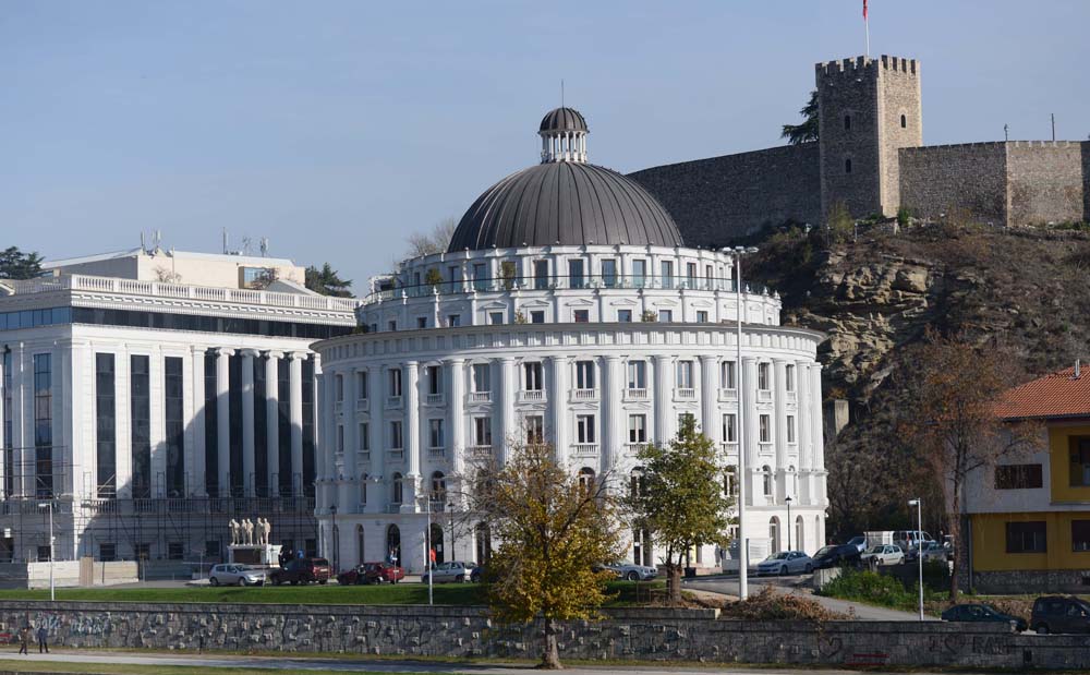 Вработените во Водовод ги затворија вратите за да слават, граѓаните останаа пред заклучени врати во работен ден