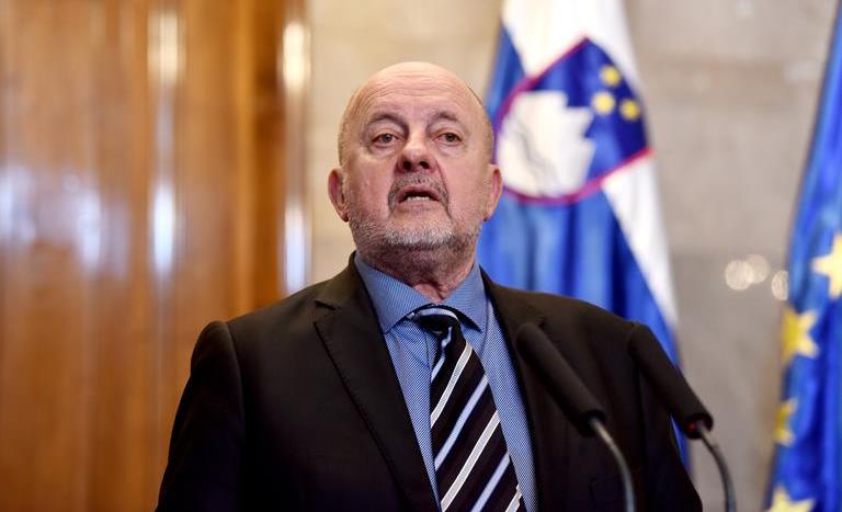 ЈЕЛИНЧИЧ: Го сменивте уставното име, сега веќе не сте Македонија, сега сте Северна и го добивте ова (покажува среден прст)!