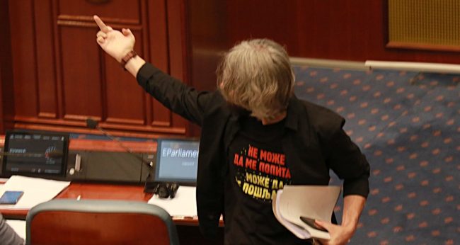 Апасиев им напиша песна на вработените во државна администрација – „Како овца си братче…“