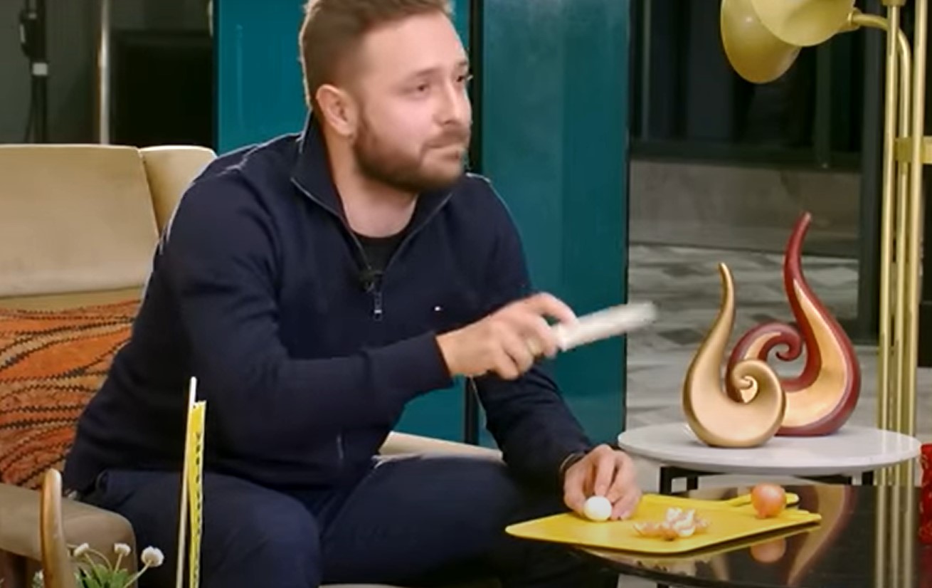 Снеже му даде на портпаролот на ВМРО-ДПМНЕ Димче Арсовски ДА СЕЧКА КРОМИД (Видео)