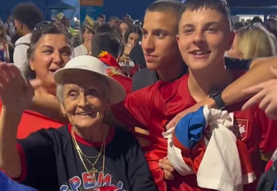 „ЗОШТО Е ТОЛКУ СЛАБ, КАДЕ МУ СЕ РОДИТЕЛИТЕ? Оваа баба е апсолутен хит на интернет и верен фан на Ноле (Видео)