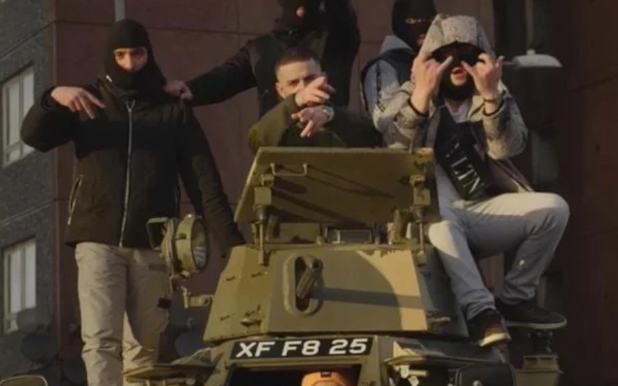 Англиска населба ВО СТРАВ ОД АЛБАНСКА БАНДА: „Сакаат да ни ги ЗЕМАТ ДОМОВИТЕ“ (ВИДЕО)